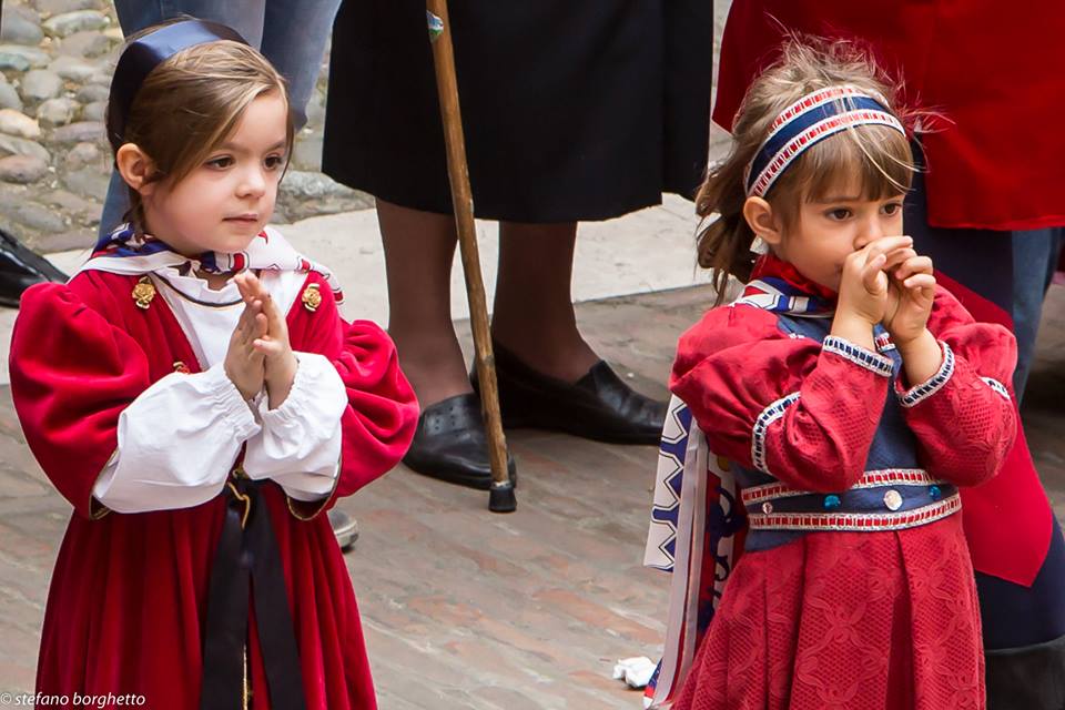 Esempio di abito rinascimentale per bambini 